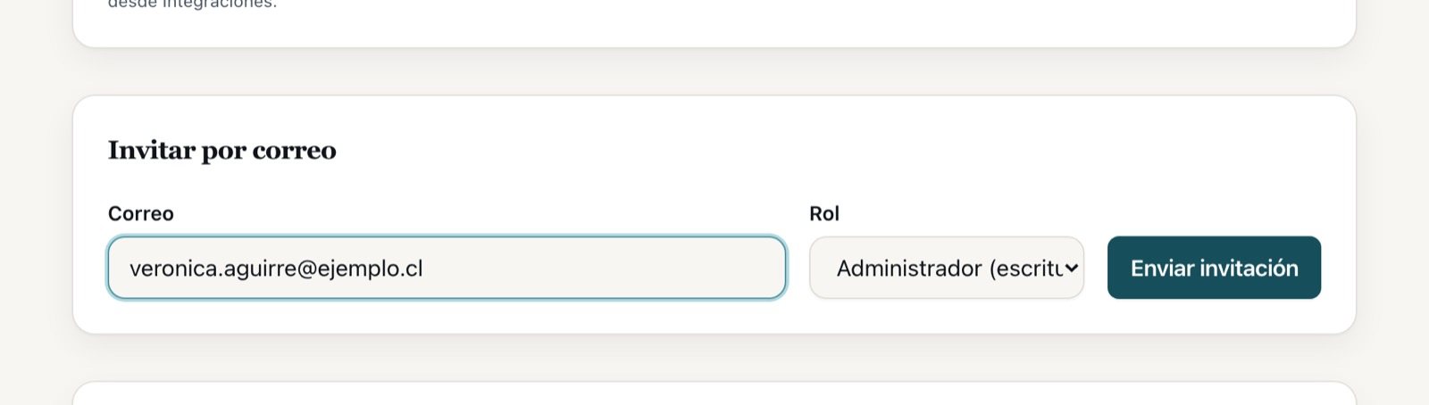 El formulario para invitar por correo con el selector de rol