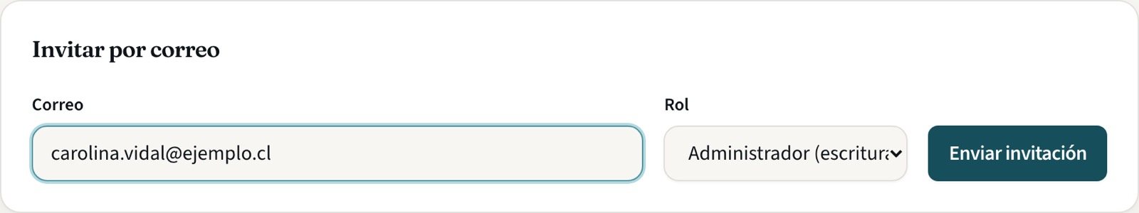 Formulario de invitación con un correo escrito y el rol Administrador elegido
